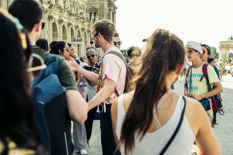 How Tour Guides Add Value to Every Travel Experience